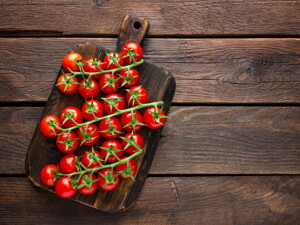 Huevo a las hierbas con tomate cherry y chayote