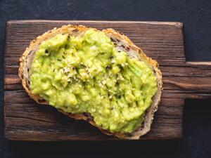 Sándwich de vegetales verdes con dip de Garbanzo