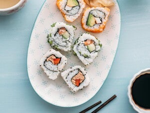 Sushi en un bowl con palillos chinos a un lado