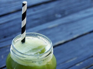 Jugo de kiwi, piña, chía y menta