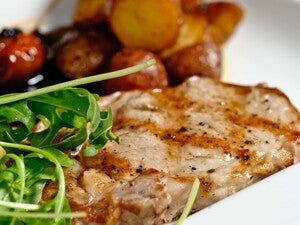 Chuleta de cerdo a la miel con ensalada