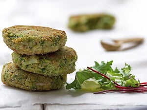 Brocoli integrado con avena y queso en forma circular Brocoli integrado con avena y queso en forma circular