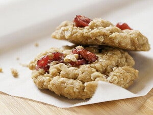 Dos galletas de arándanos con fruta decorativa encima