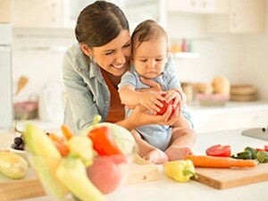 Madre y bebe en la cocina Madre y bebe en la cocina