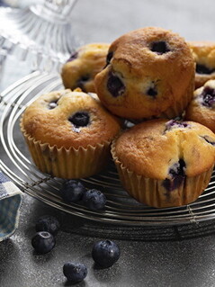 Varios cupcake de moras encima de un soporte decorativo Varios cupcake de moras encima de un soporte decorativo