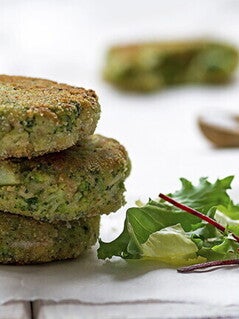 Brocoli integrado con avena y queso en forma circular Brocoli integrado con avena y queso en forma circular