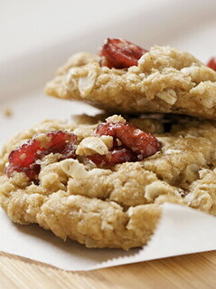 Dos galletas de arándanos con fruta decorativa encima Dos galletas de arándanos con fruta decorativa encima