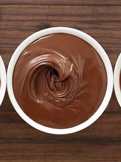 3 bowls rellenos con mousse de chocolate en primer plano 3 bowls rellenos con mousse de chocolate en primer plano