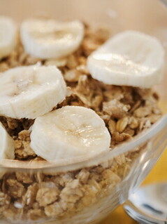 En un bowl hay avena con rodajas decorativas de banano En un bowl hay avena con rodajas decorativas de banano