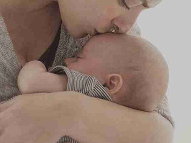 Madre besando a su bebé Madre besando a su bebé