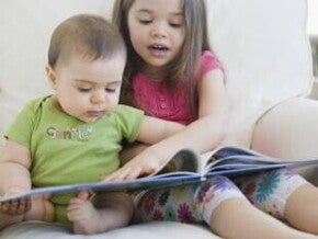 Hermana comparte cuentos infantiles para leer.