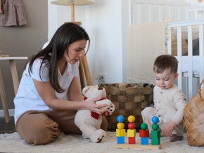 Madre comparte con su hijo juegos educativos.