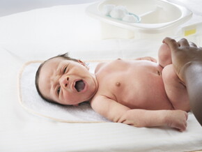 como_dar_un_bano_de_esponja_a_tu_bebe_nestle_mom_me como_dar_un_bano_de_esponja_a_tu_bebe_nestle_mom_me