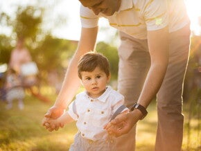 consejos_para_estimular_los_primeros_pasos_del_bebe_nestle_mom_me