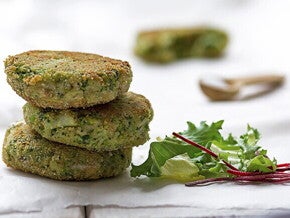 Brocoli integrado con avena y queso en forma circular Brocoli integrado con avena y queso en forma circular