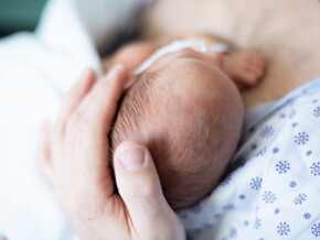 Bebé prematuro con cuidado canguro