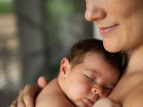 Una madre abraza a su recién nacido.
