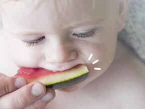 Bebé come porción de patilla, fruta saludable en bebés
