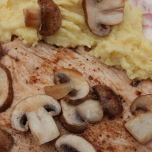 Pollo en salsa de Champiñones, puré de papa y vegetales