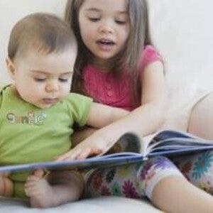 Hermana comparte cuentos infantiles para leer.