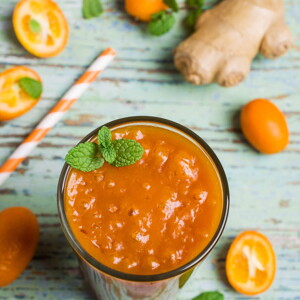 Chalupas rojas de pollo y licuado de naranja Chalupas rojas de pollo y licuado de naranja