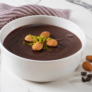 Budín de Tapioca con Almendras Un bowl que contiene budin de chocolate con decoración de almendras