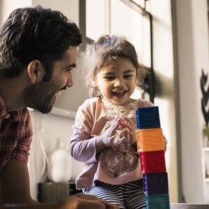 Tío jugando con su sobrina pequeña
