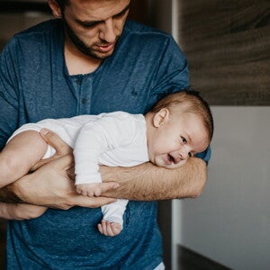 como_aliviar_los_colicos_del_bebe_nestle_mom_me