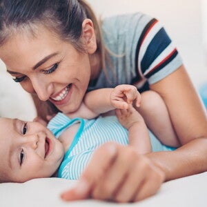 Cómo aliviar los problemas del estómago de los bebés