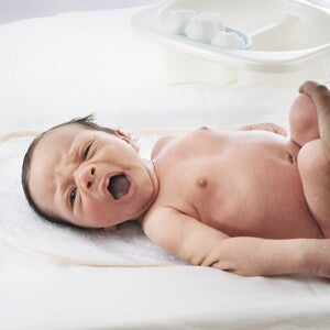 como_dar_un_bano_de_esponja_a_tu_bebe_nestle_mom_me como_dar_un_bano_de_esponja_a_tu_bebe_nestle_mom_me