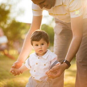 consejos_para_estimular_los_primeros_pasos_del_bebe_nestle_mom_me
