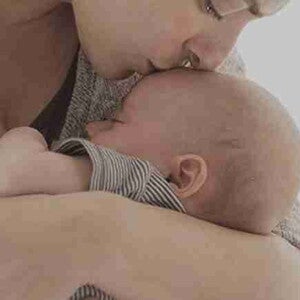 Madre besando a su bebé Madre besando a su bebé