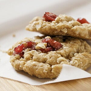 Dos galletas de arándanos con fruta decorativa encima