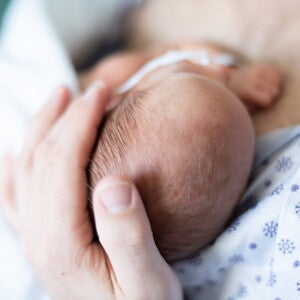 Bebé prematuro con cuidado canguro