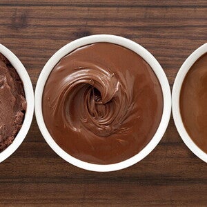 3 bowls rellenos con mousse de chocolate en primer plano