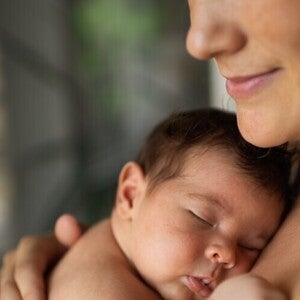 Una madre abraza a su recién nacido.