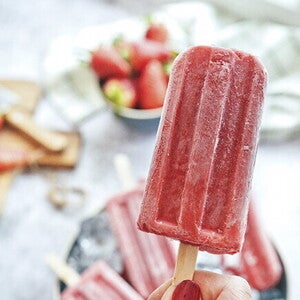 Una paleta de fresas color rosado
