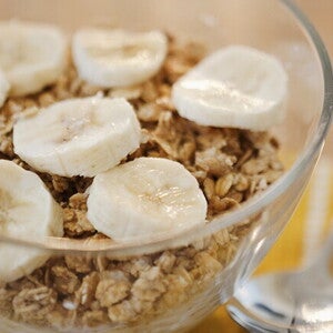 En un bowl hay avena con rodajas decorativas de banano