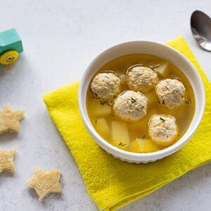 Caldo con albóndigas de pescado