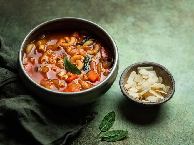 Sopa Italiana con Pasta y Vegetales Un plato que contiene sopa de vegetales con pasta de fideo