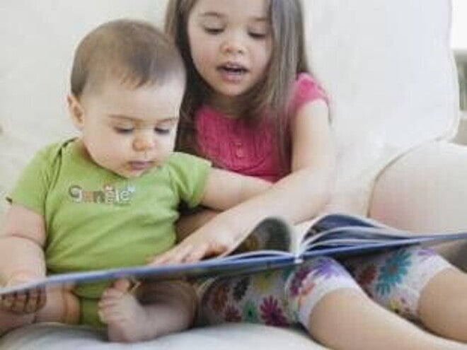 Hermana comparte cuentos infantiles para leer. 