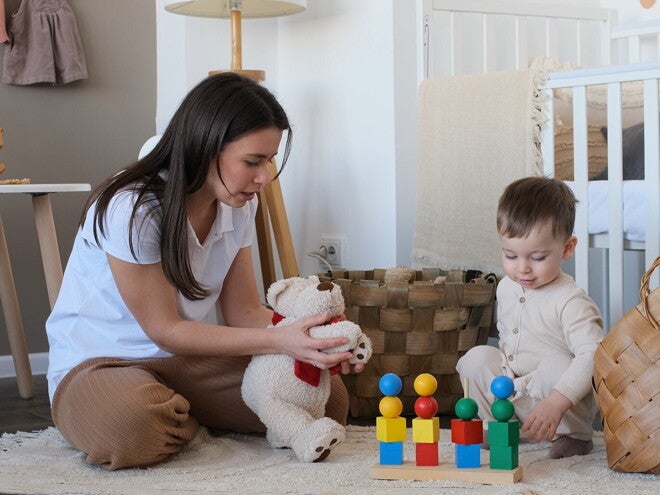 Madre comparte con su hijo juegos educativos.