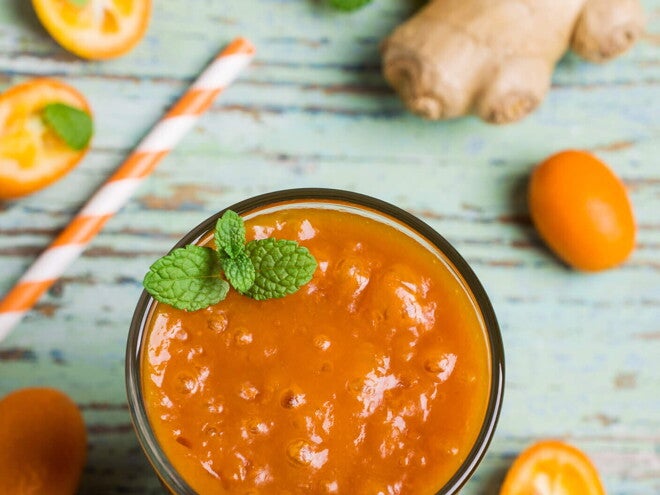 Chalupas rojas de pollo y licuado de naranja Chalupas rojas de pollo y licuado de naranja