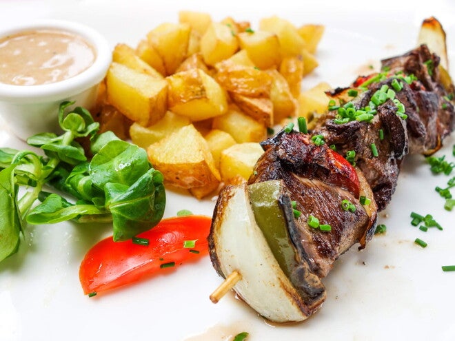 Pincho de res con ensalada de papa y berros