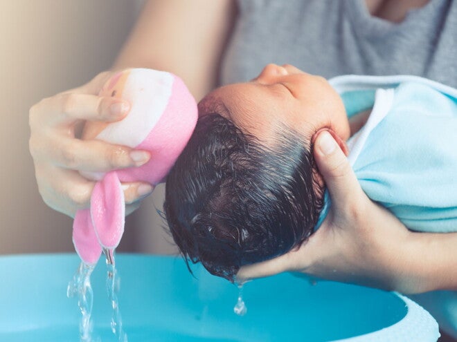 Cómo bañar a un recién nacido Cómo bañar a un recién nacido