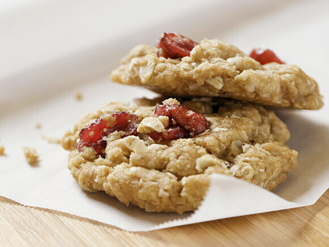 Dos galletas de arándanos con fruta decorativa encima Dos galletas de arándanos con fruta decorativa encima