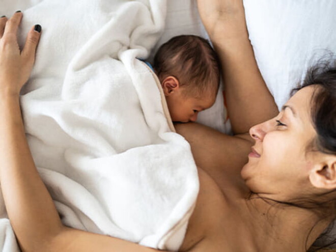 Madre lactando a su bebé Madre lactando a su bebé