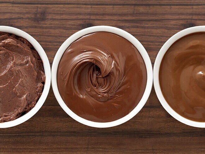 3 bowls rellenos con mousse de chocolate en primer plano 3 bowls rellenos con mousse de chocolate en primer plano