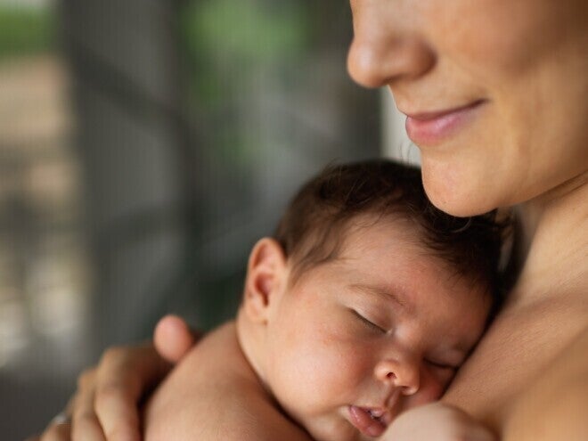 Un bebé recién nacido sonriente