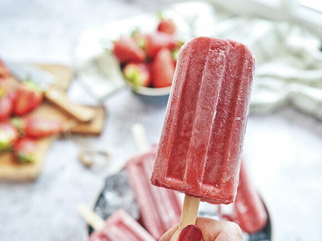 Una paleta de fresas color rosado Una paleta de fresas color rosado